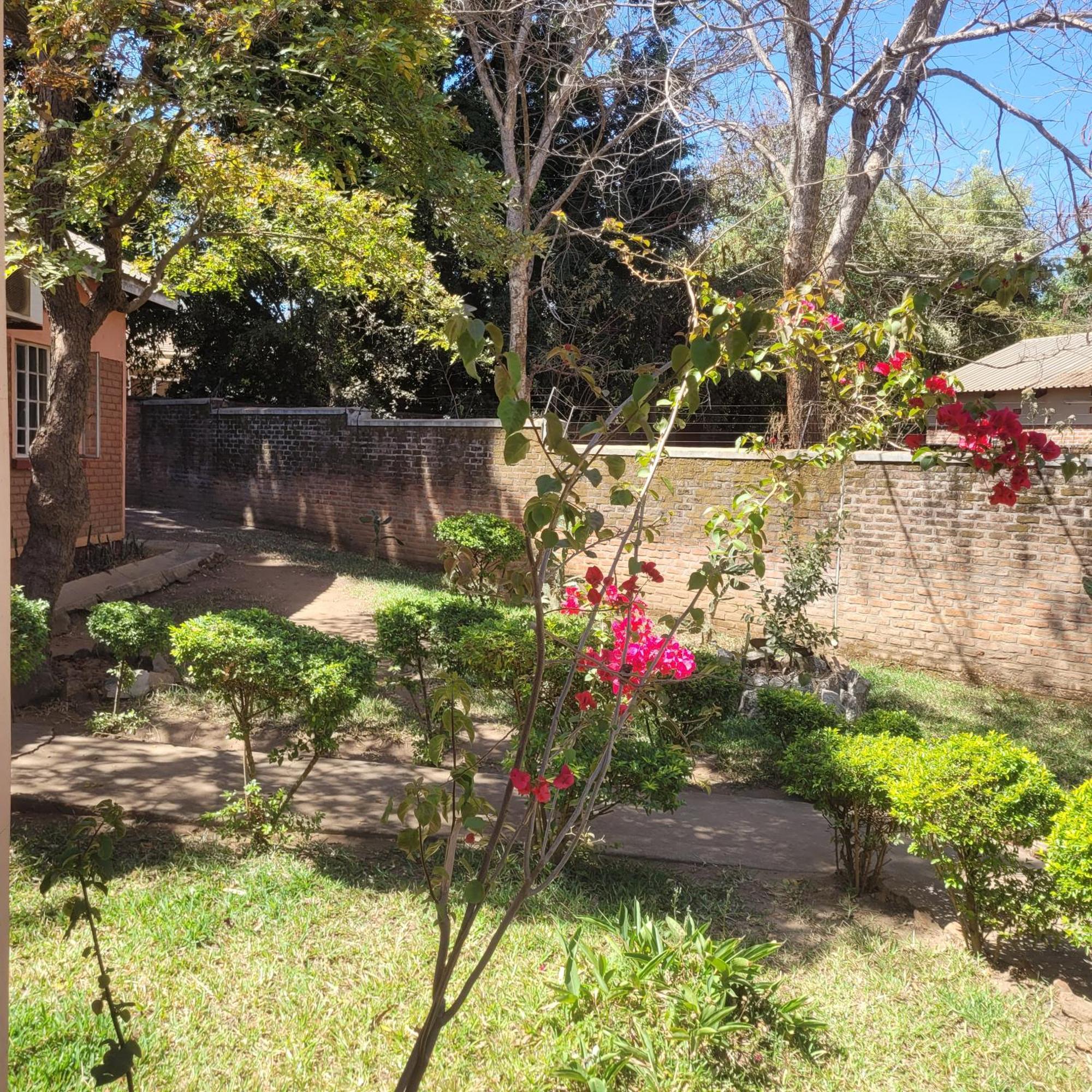 Quest Bed & Breakfast Lilongwe Bagian luar foto